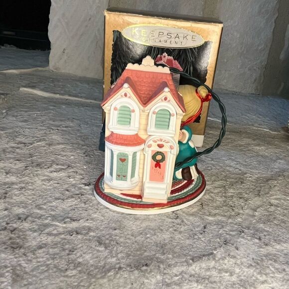 Hallmark Keepsake Dollhouse Dreams Magic series 1993 - Picture 2 of 4